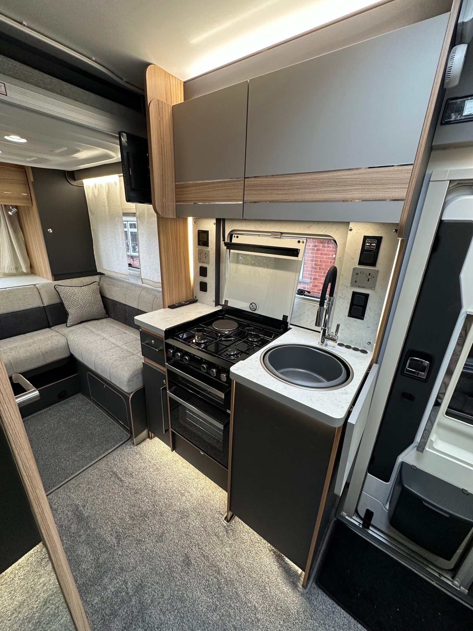 The kitchen with four-burner hob and oven